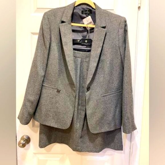 edgewatergr8c's tweet photo. So good I had to share! Check out all the items I'm loving on @Poshmarkapp from @Askalaunad #poshmark #fashion #style #shopmycloset #emilydesigns: https://t.co/6lcdRGrkrr https://t.co/MOXcIU0kZm