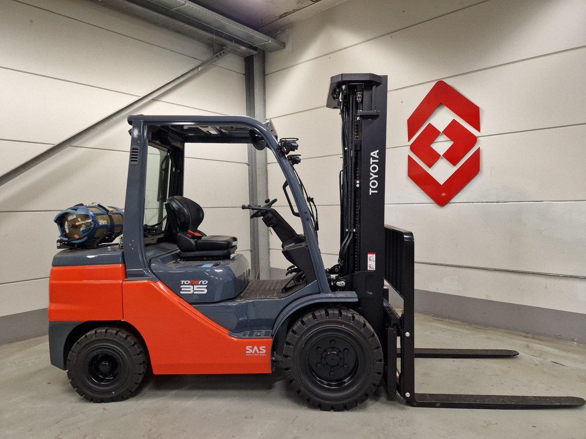 BScreew's tweet photo. @TheNadiaAmine U can get a lift on my 2023 toyota forklift, its brand new, been lifting people for ages now https://t.co/9x26cVRtlR