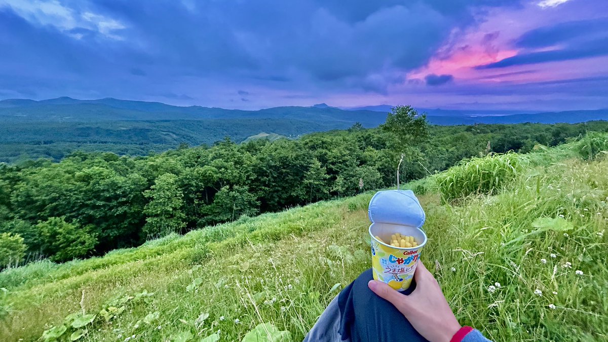 Directed_byAATO's tweet photo. 札幌から2時間圏内の峠で1番お気に入りのオロフレ峠を1年ぶりに走った。
国道は連休の中日という事で激混みだったが、相変わらずここはスカスカ。
休憩中、謎に鹿にめっちゃ威嚇されて「まさか熊いる？」と焦って早々に退散。
北海道の自然をおかずに吸うタバコが無茶苦茶旨かった。 https://t.co/V0h3YiSPvl