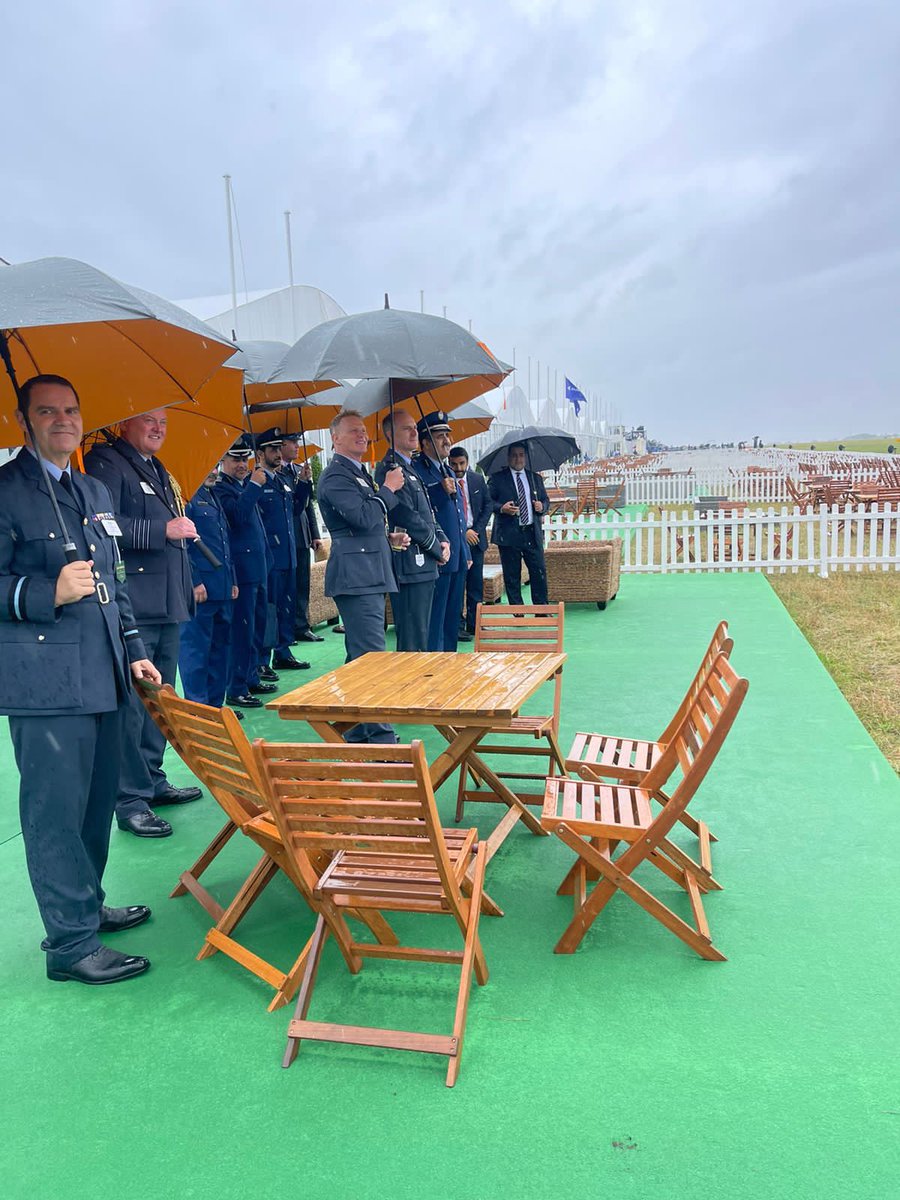 BAESystemsKSA's tweet image. خلال معرض #RIAT2023  قام نائب قائد القوات الجوية الملكية السعودية، اللواء طلال الغامدي بزيارة المعرض والتقى خلالها بالعضو المنتدب سيمون بارنز. وناقشا المزيد من التعاون الاستراتيجي وأكدا على الأهداف المشتركة. بالإضافة، قدم فريق الصقور السعودية عرضا جويا مذهلا في حفل افتتاح المعرض.