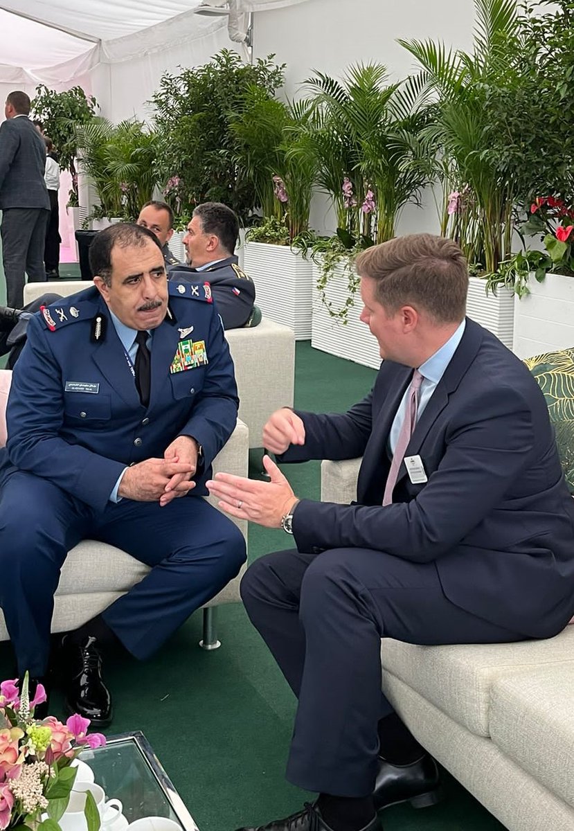 BAESystemsKSA's tweet image. خلال معرض #RIAT2023  قام نائب قائد القوات الجوية الملكية السعودية، اللواء طلال الغامدي بزيارة المعرض والتقى خلالها بالعضو المنتدب سيمون بارنز. وناقشا المزيد من التعاون الاستراتيجي وأكدا على الأهداف المشتركة. بالإضافة، قدم فريق الصقور السعودية عرضا جويا مذهلا في حفل افتتاح المعرض.