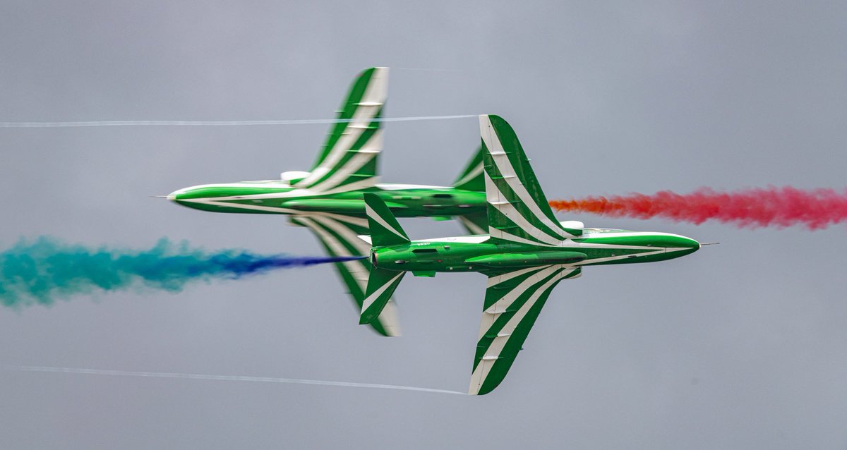 BAESystemsKSA's tweet image. خلال معرض #RIAT2023  قام نائب قائد القوات الجوية الملكية السعودية، اللواء طلال الغامدي بزيارة المعرض والتقى خلالها بالعضو المنتدب سيمون بارنز. وناقشا المزيد من التعاون الاستراتيجي وأكدا على الأهداف المشتركة. بالإضافة، قدم فريق الصقور السعودية عرضا جويا مذهلا في حفل افتتاح المعرض.