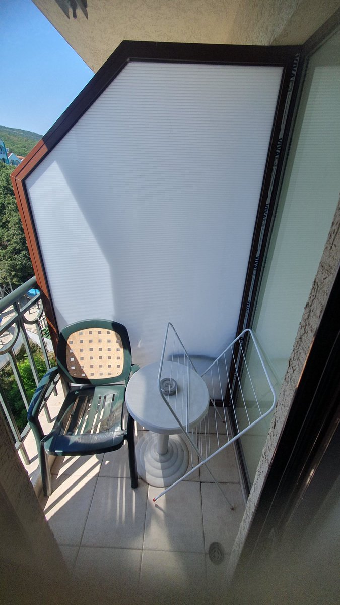 Tomuhle <a href="/ckbluestyle/">CK BLUE STYLE</a> říká "balkon", kdybyste nevěděli. Krcálek o 0,5x0,5 metrů si za 19 000 za last minute na 5 dní nepředstavuju. Kdyby napsali "mini balkon", tak bych si objednala jiný pokoj, protože balkon je jedna z mých největších požadavků. Hodlám jim psát. Děs.