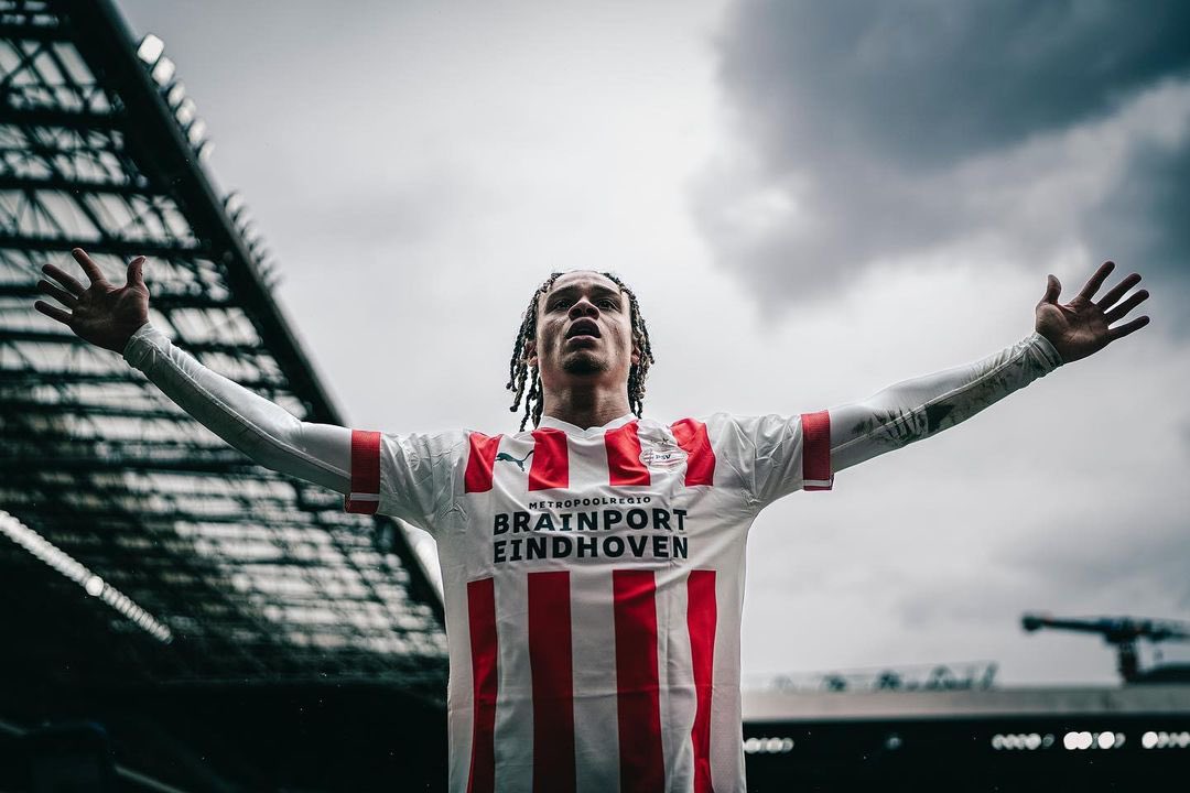 Yannick_1503's tweet photo. Xavi, 

Niemand wist vorig jaar eigenlijk wat we in huis haalde met jou, maar al snel kwamen we erachter dat Eindhoven en de Eredivisie een superster rijker was! 

Het is jammer dat je er niet nog een extra jaartje aan vastplakt, PSV de Champions League inschiet, volgend jaar rond mei op het stadhuisplein staat met de schaal & als eerste naam op het EK-lijstje van Koeman genoteerd wordt. Dat was waarschijnlijk beter voor je carrière geweest, maar het is helaas niet anders. In Parijs geloven ze nu pas echt in jou.

Bedankt Xavi! 🫶🏼
Succes bij PSG.

#XaviSimons #PSV #PSG