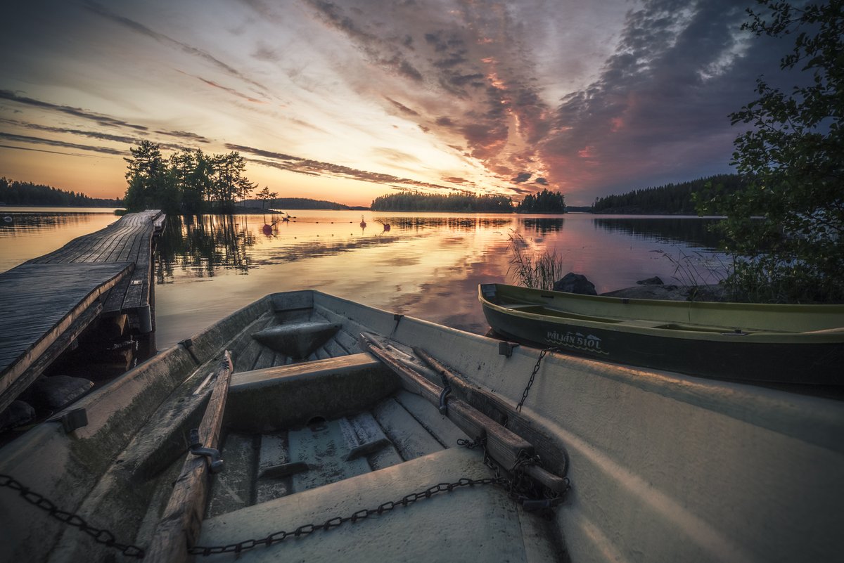 Ennen ajattelin, että yksi kuva yhdestä auringonlaskusta, mutta mitäpä näitä pelkästään kovalevyllä säilyttämään, kun oli niin nättiä. Joten laitetaan jakoon toinen kuva viime torstailta.

#sunset #savonlinna #saimaa #photography