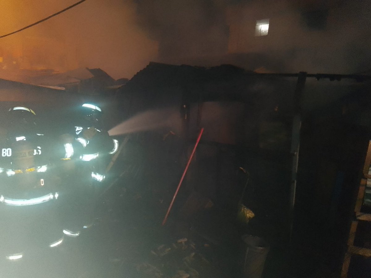 BomberosQuito's tweet photo. 🏠🔥 #IncendioEstructural | Hace pocos minutos, nuestro equipo controló y sofocó un incendio estructural que se registró en el sector de La Ecuatoriana.

El fuego afectó a una construcción de madera donde funcionaba una bodega.

👩‍🚒No se registraron personas afectadas. https://t.co/DT05sbqbee