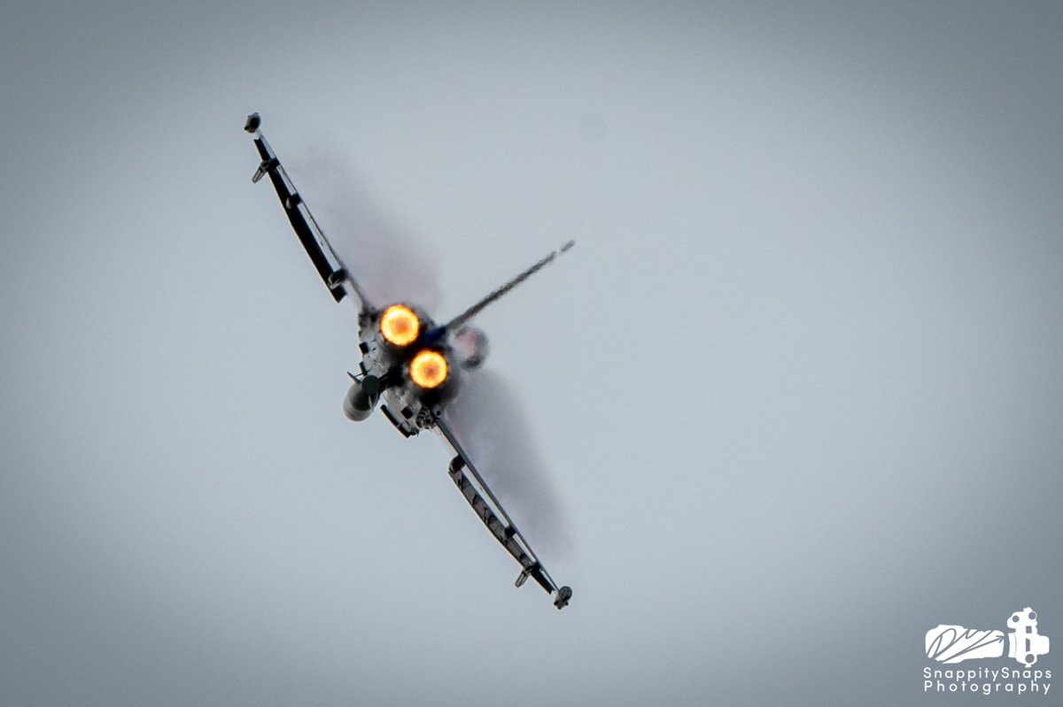 SnappitysnapsP's tweet photo. Roaring over RAF Fairford during RIAT 2023 is the spectacular Blackjack, Call Sign Anarchy 1.
@RAFTyphoonTeam @airtattoo @RAFConingsby @NikonEurope @RafFairford
#raftyphoon #raftyphoondisplayteam #raftyphoonfgr4 #raftyphoondisplay #raftyphoons #raftyphoonfighter #Typhoon https://t.co/UZlW5wjpBS