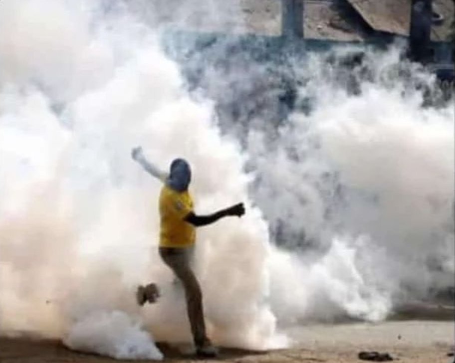 Leaving a highschool toilet in the afternoon😂