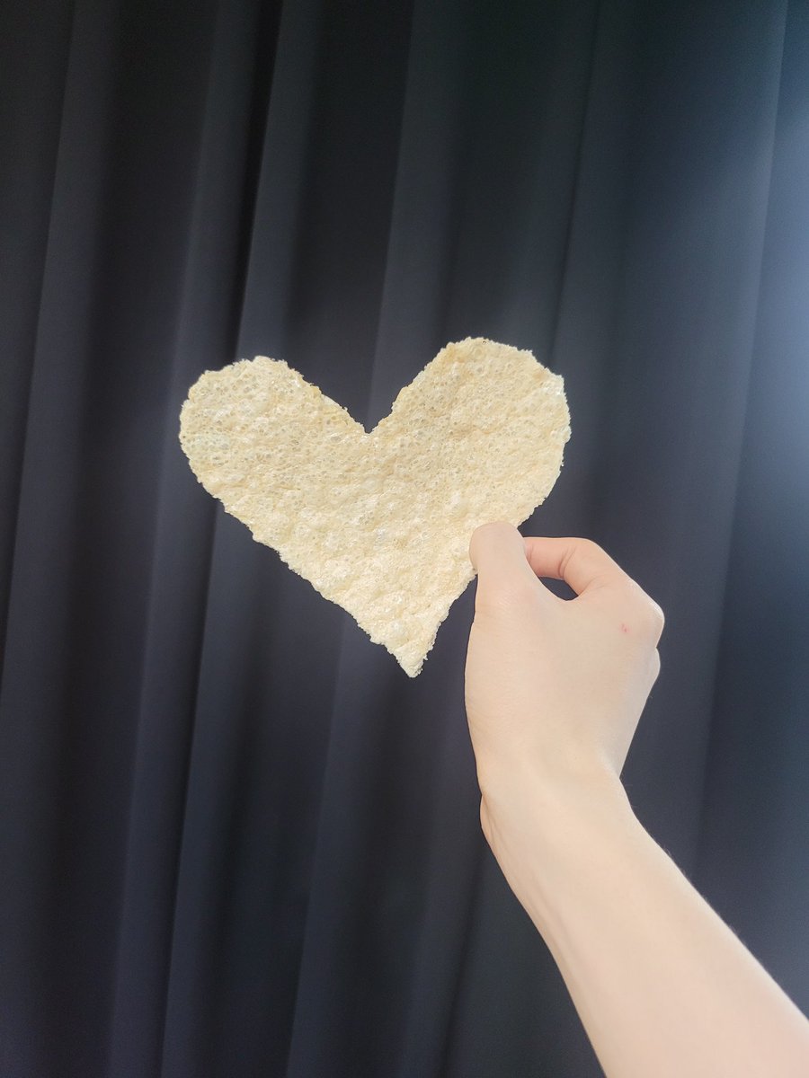 [📸] TRANS 230716 : Weverse

“ ข้าวเกรียบหัวใจที่ทำเองเลยครับ.
ช่วยรับไว้ด้วยนะครับ.♥️ ”

🔗 weverse.io/treasure/artis…

#준규 #JUNKYU 
#트레저 #TREASURE
<a href="/ygtreasuremaker/">TREASURE MAKER</a>