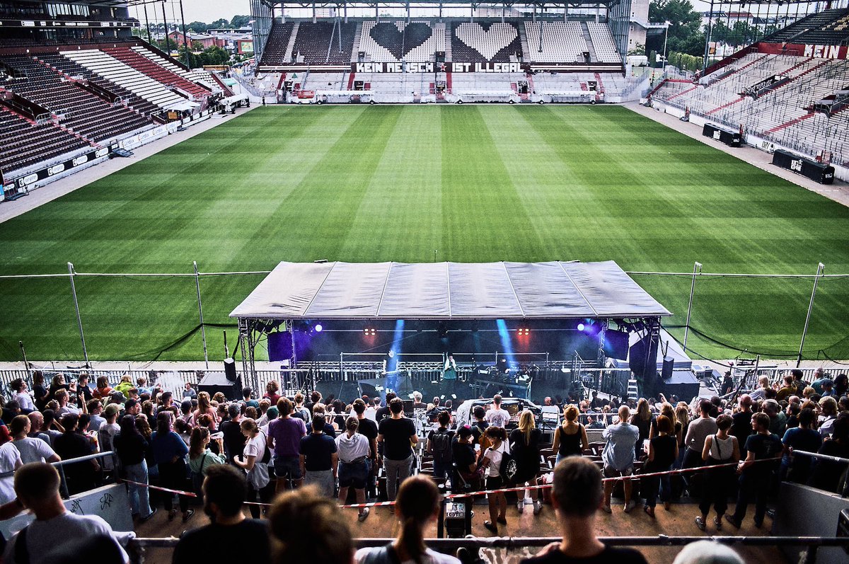 The last day of <a href="/MTG_SocialArt/">MILLERNTOR GALLERY</a> #11 

From tomorrow only the coolest come for deconstruction of everything to give back the arena of FC St. Pauli to the beautiful supporters the team and the club we love so much 🤎🤍

📸 by one and only <a href="/rim_light/">@rim_light@norden.social</a> 

#millerntorgallery #fcsp