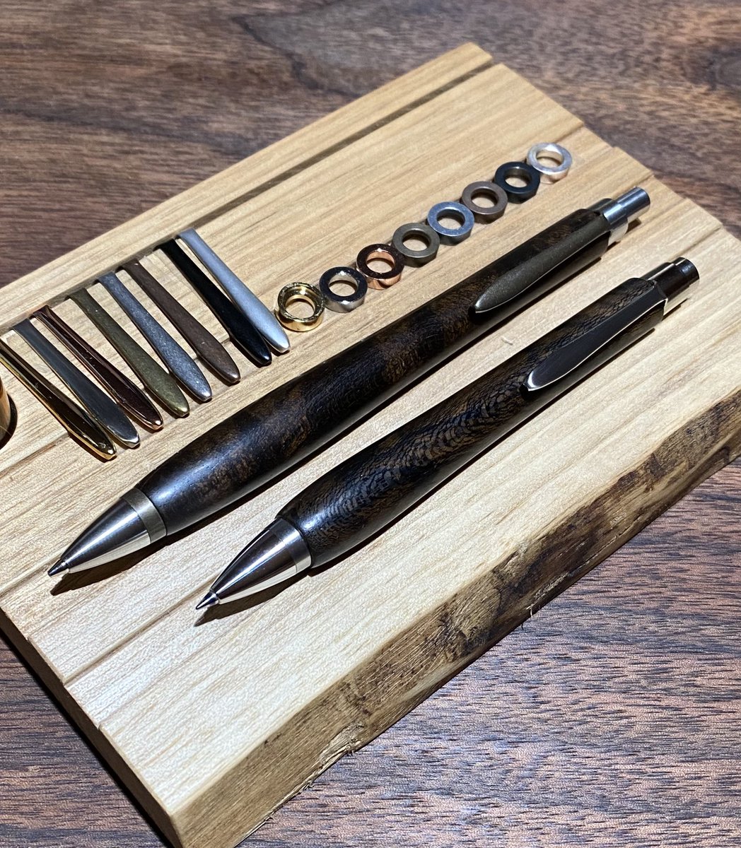 プレゼント🎁企画
日の当たらない箱の中で保管されているペン達を使って下さる方を募集します🙇‍♂️
このペン達はら割れなどで職人としてお客様に販売することができないものです。
・筆記具としては問題ありません。

今回は
小笠原桑のシャーペンとショートペンです。