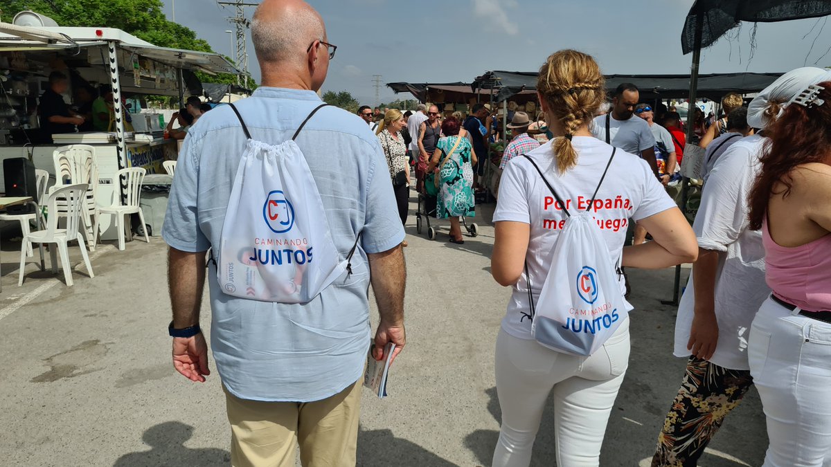 Esta mañana nuestros candidatos al senado y congreso han visitado el mercadillo de Santa Faz 🍎🍆🥖👡
Han escuchado a todos los allí presentes y compartido el programa de @C_JEspana 
En #CaminandoJuntos apoyamos a los autónomos y comercio local.
#MacarenaOlona
#VotoUtil 
#23J