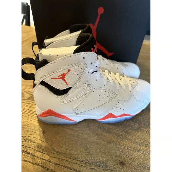 janee42476's tweet photo. So good I had to share! Check out all the items I'm loving on @Poshmarkapp #poshmark #fashion #style #shopmycloset #jordan #victoriassecret: https://t.co/dvvB8C3dPz https://t.co/ZY0UZ3vKjI