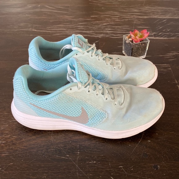 edgewatergr8c's tweet photo. So good I had to share! Check out all the items I'm loving on @Poshmarkapp #poshmark #fashion #style #shopmycloset #nike: https://t.co/YYnuWT9NIT https://t.co/vXMpx4uYCN