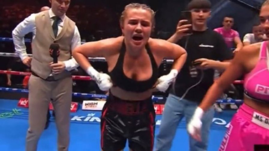 Isabella Riley Moody on Twitter: "Of course she flashed the crowd She