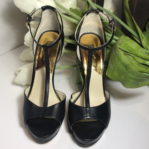 dskorm's tweet photo. So good I had to share! Check out all the items I'm loving on @Poshmarkapp from @layla318 #poshmark #fashion #style #shopmycloset #reverie #michaelkors #whitehouseblackmarket: https://t.co/N6LVemb3wO https://t.co/lSLnz9BzKA