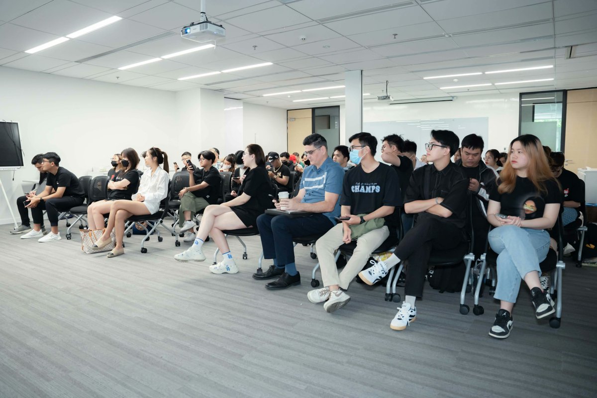 Gate's tweet photo. It was fun interacting with the future generation of #web3 innovators at the #UniTalk event in Vietnam on July 15, 2023.
Mai Ng, #Gateio SEA Regional Manager delivered a keynote speech on 'Careers in #Blockchain' & awarded scholarships to 8 students https://t.co/LjrtOV4KK6