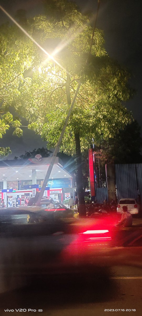 muthudevendra's tweet photo. Hey @ 🚦 There's a seriously dangerous situation on our hands! 🚧 That light post hanging perilously from the road divider is a disaster waiting to happen! 😱 It's high time u take action and remove this immediate threat to our safety. Please prioritize our well-being and fix it https://t.co/AA3DJOfI9F