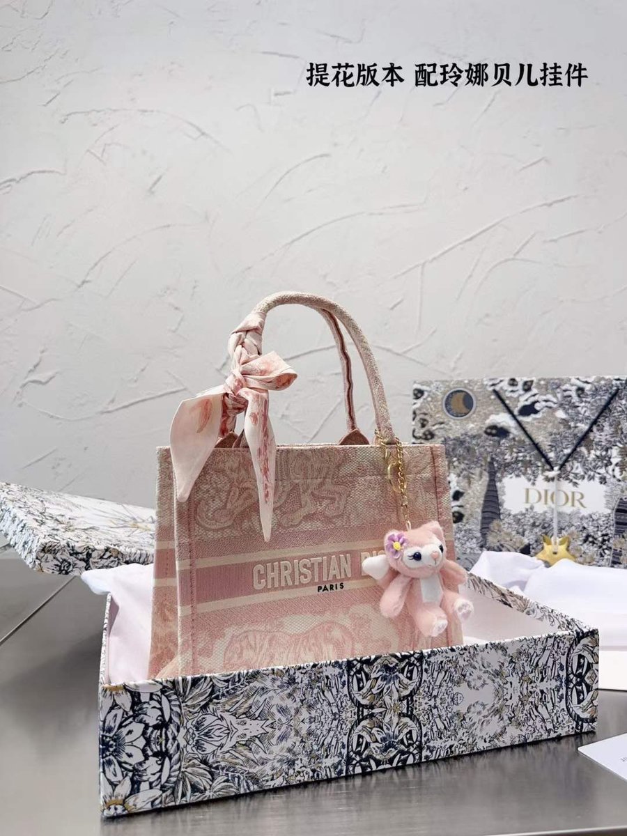 BagzzN's tweet photo. Dior book tote 🕊️

⚠️‼️ مصر ،،، السعودية ،، الإمارات  ‼️⚠️

                  ✅ باب الطلبات مفتوح الان ✅ https://t.co/2sUtqVpUsy