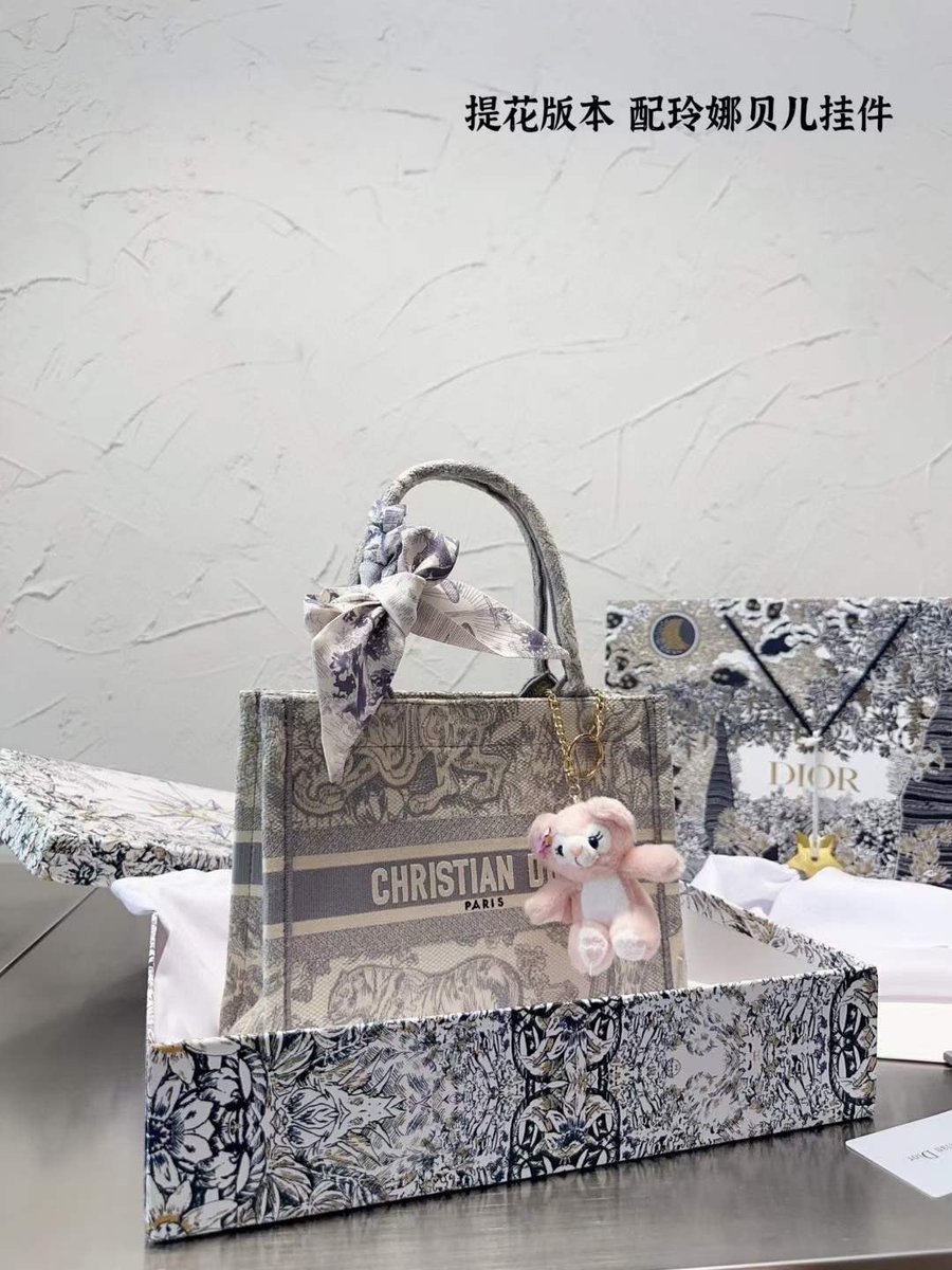 BagzzN's tweet photo. Dior book tote 🕊️

⚠️‼️ مصر ،،، السعودية ،، الإمارات  ‼️⚠️

                  ✅ باب الطلبات مفتوح الان ✅ https://t.co/2sUtqVpUsy