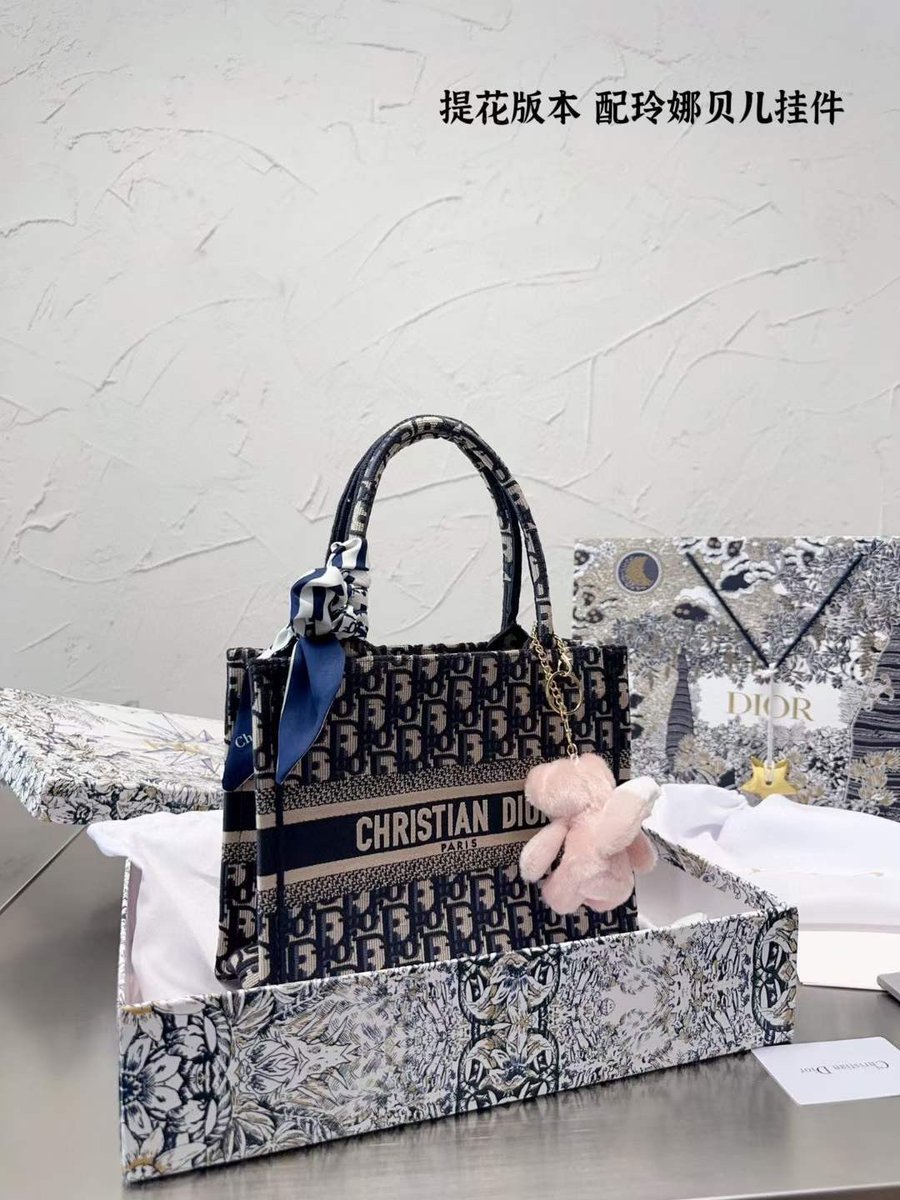 BagzzN's tweet photo. Dior book tote 🕊️

⚠️‼️ مصر ،،، السعودية ،، الإمارات  ‼️⚠️

                  ✅ باب الطلبات مفتوح الان ✅ https://t.co/2sUtqVpUsy