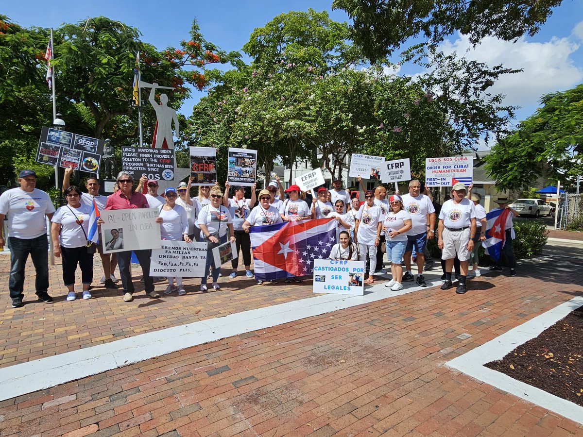 Dayron1993C's tweet photo. THIRD SUNDAY OF DEMONSTRATIONS. 
Cuban families are desperate. Both the family petition processes, as well as the humanitarian parole, are not working chronologically and those of us who opt for a legal way to reunite with our family are being punished.
#cubanparole #uscis #i134a https://t.co/D97KgFvkHD
