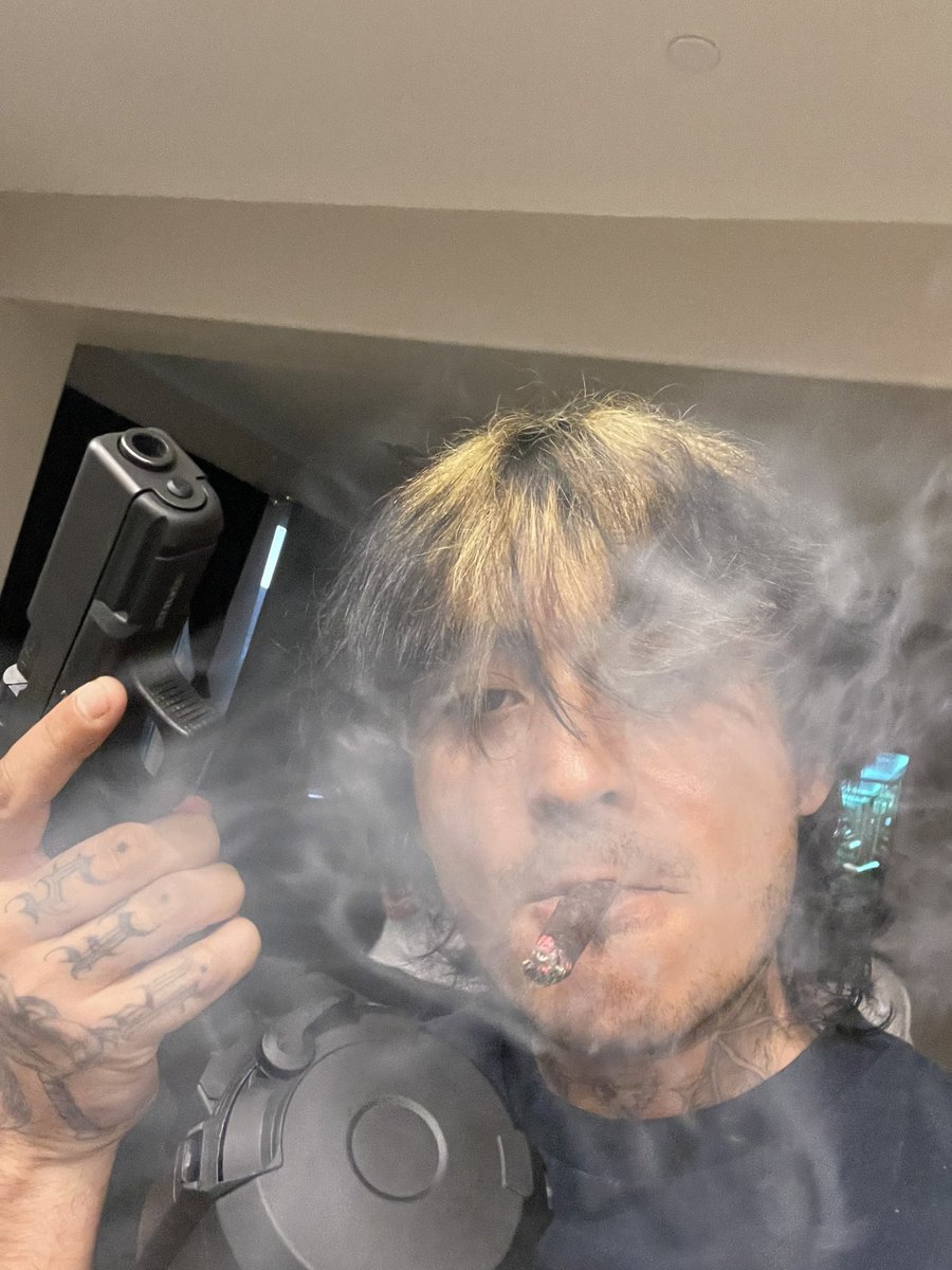 WHEN I WALKNIN THE CLUB ALL EYES ON ME