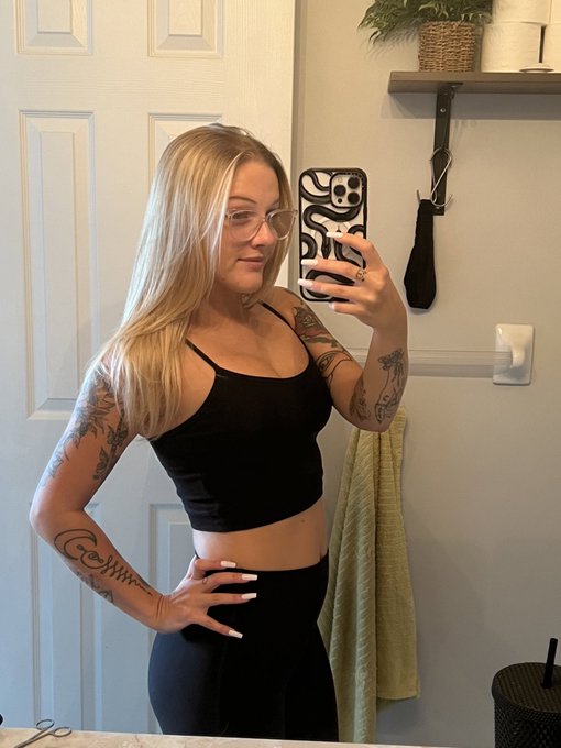 My hair looks so healthy 🥹 FINALLY https://t.co/VjkDyfARb4