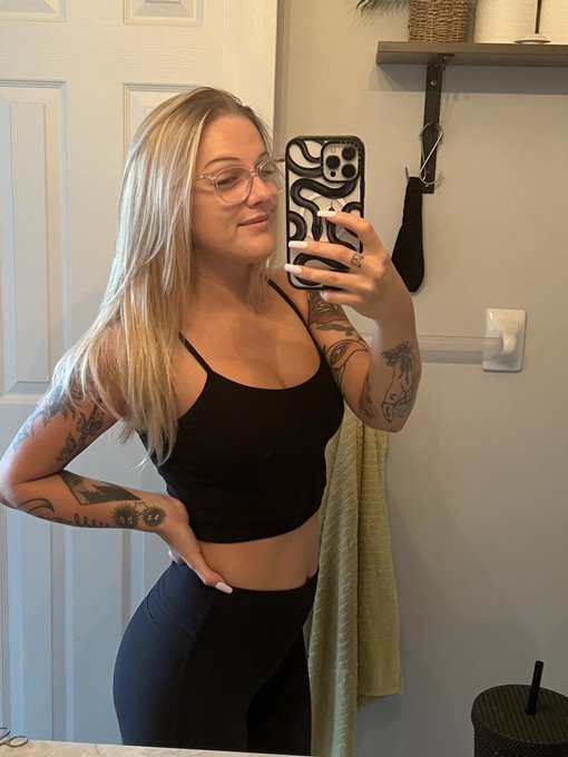 My hair looks so healthy 🥹 FINALLY https://t.co/VjkDyfARb4