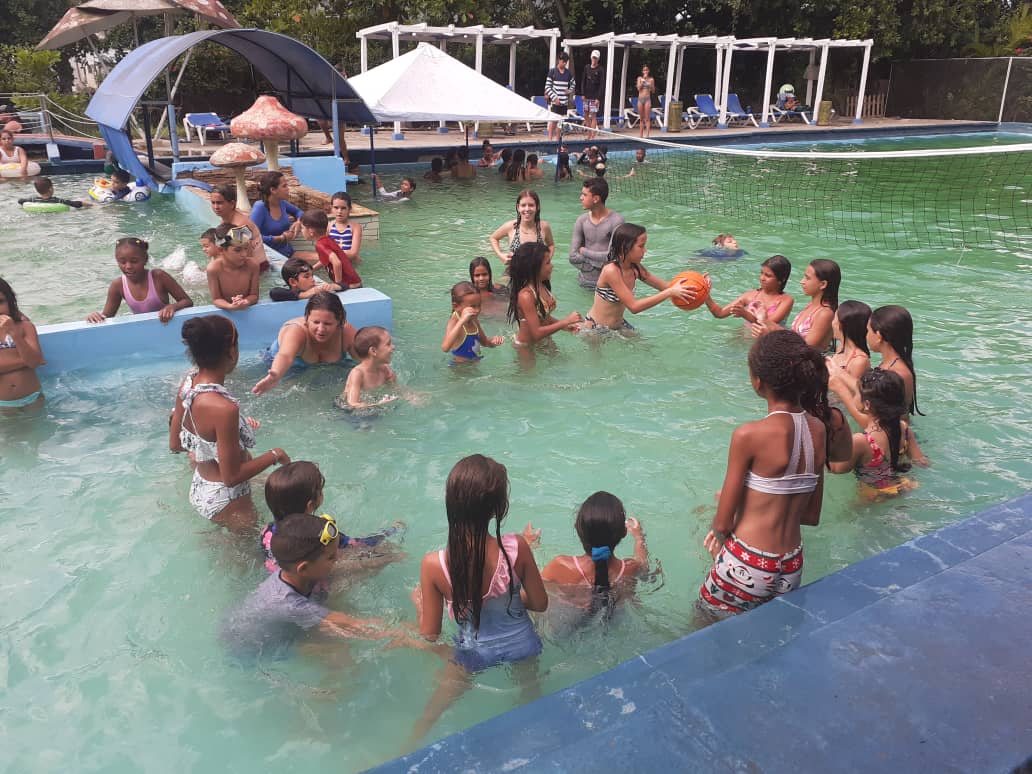 En #CabaiguánEduca una mañana diferente en este #VeranoConAmor les regalan los brigadistas Raúl Ferrer a los niños del Consejo Popular de Guayos.#SanctiSpíritusEnMarcha <a href="/CubaMined/">MINED</a>.
