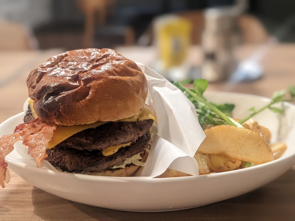 RoamCut's tweet photo. 【ラステイクス】バリっと焦げ感あるバンズの独特のハンバーガー！ 
https://t.co/T02Mm9zI93 #tabelog https://t.co/jktpCMwJSr