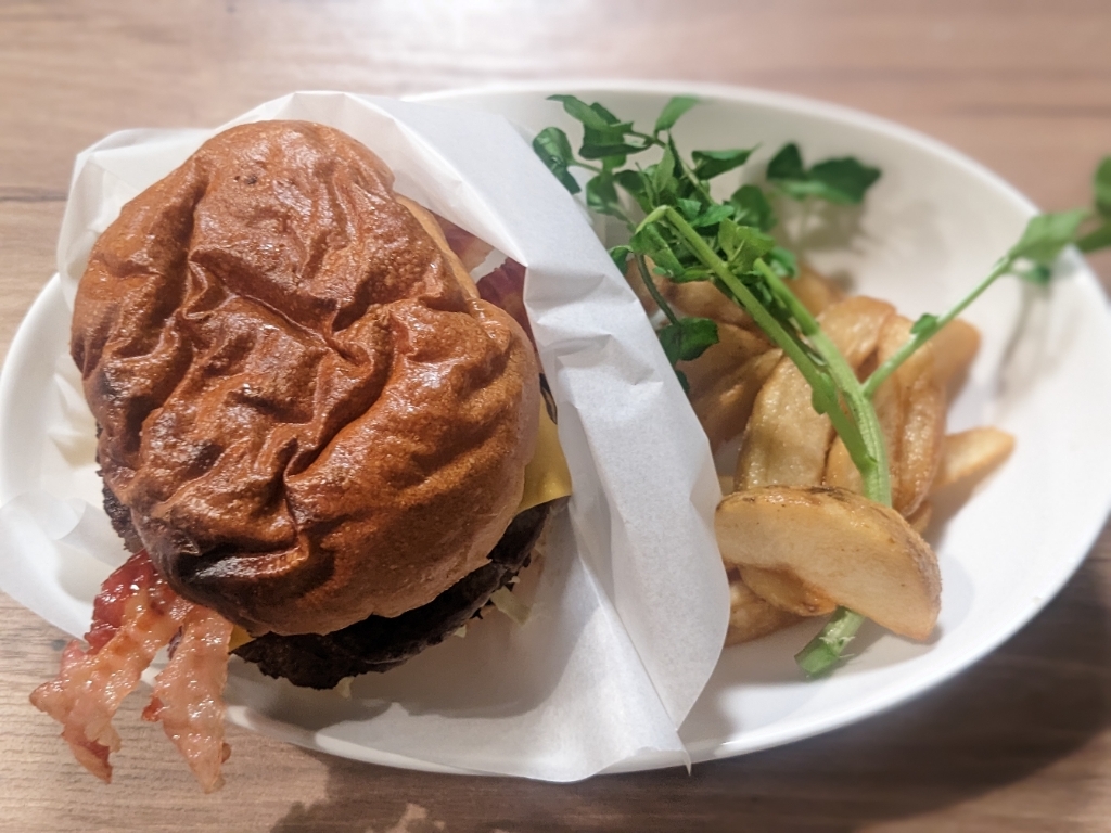 RoamCut's tweet photo. 【ラステイクス】バリっと焦げ感あるバンズの独特のハンバーガー！ 
https://t.co/T02Mm9zI93 #tabelog https://t.co/jktpCMwJSr