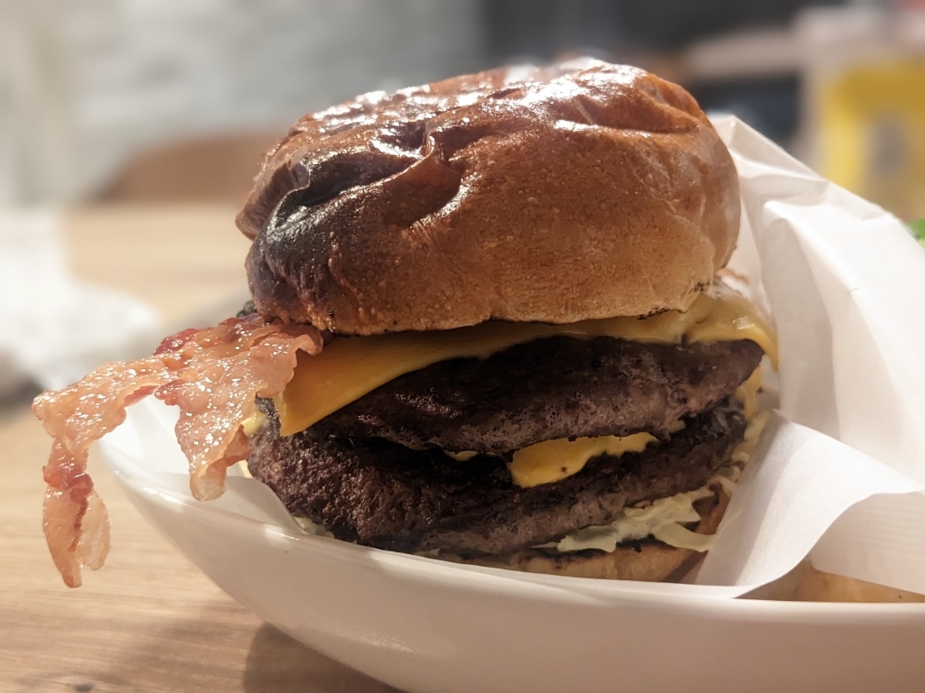 RoamCut's tweet photo. 【ラステイクス】バリっと焦げ感あるバンズの独特のハンバーガー！ 
https://t.co/T02Mm9zI93 #tabelog https://t.co/jktpCMwJSr
