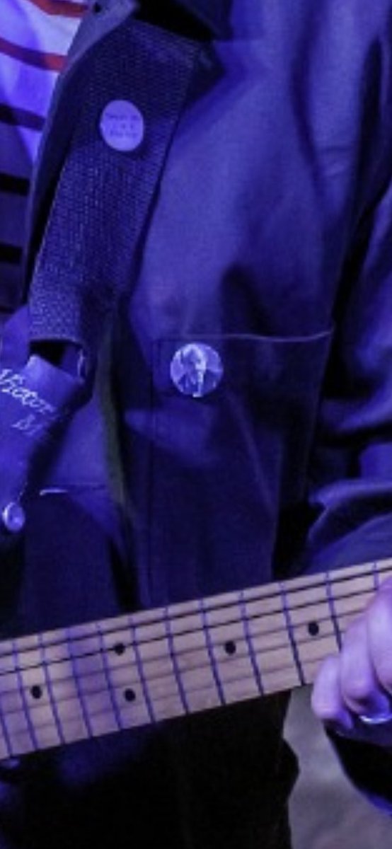 CaptainNifty's tweet photo. This is for the Doctor Who fans.
Had to rep my favourite, one badge (on my guitar strap) says “Trust Me I’m a Doctor” and the other (on my jacket) is the wonderful Roger Delgado aka The Master. #DoctorWho #geeksrock #scottishfaultlines https://t.co/3r5ogy88rt
