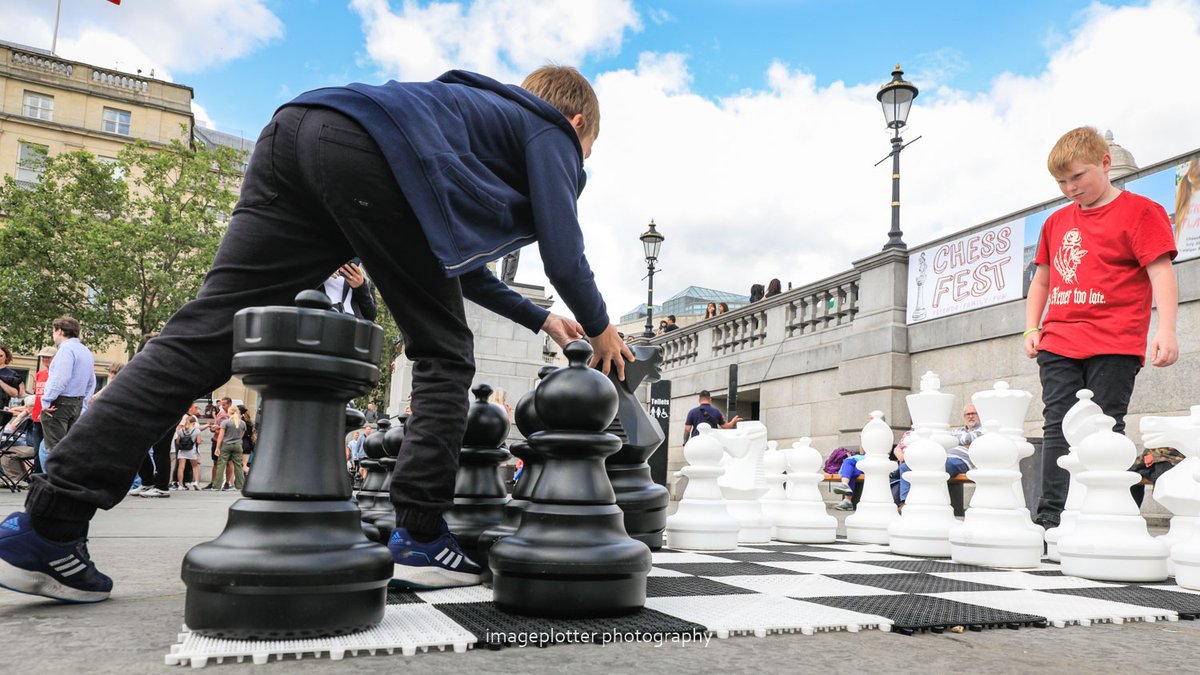 imageplotter's tweet image. And some pics from the annual #ChessFest on Trafalgar Square, a free chess event for players of all ages and abilities. Pics also at the agencies.