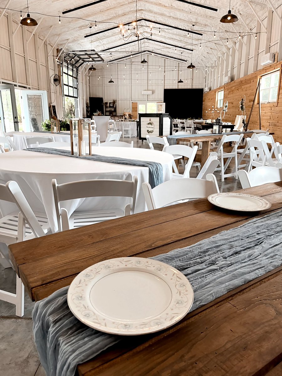 Hello everyone! I’m so happy to announce that I am the #venuemanager for Honey Acres Ranch in DeLand! If you are look for a place to have your wedding, dinner, party, shower, quincañera, banquet, event, etc. (YOU NAME NAME IT), Message Me! 💌