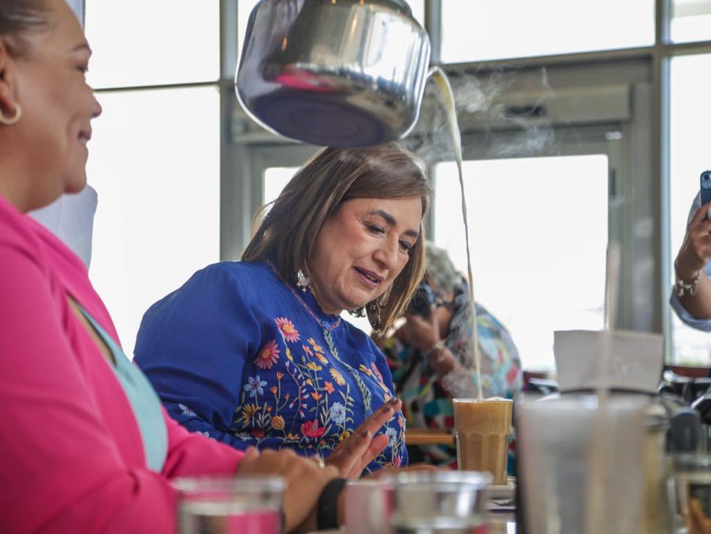 XochitlGalvez's tweet photo. El Gran Café de la Parroquia en #Veracruz es parada obligada.

#FírmaleX 
#MéxicoMereceMás 

https://t.co/PB7NwcLUzU https://t.co/V6PKZPKfLQ