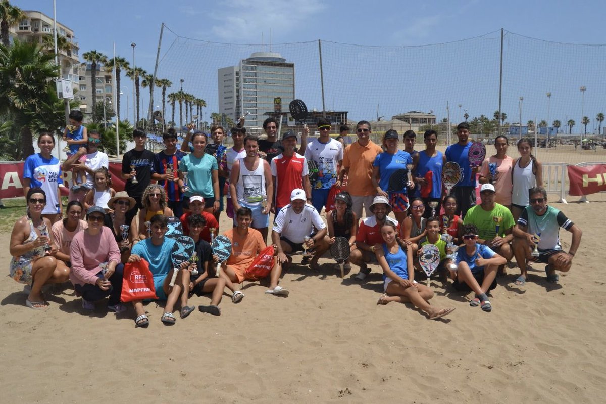 El Consejero de Deportes, <a href="/MigueFerBon/">Miguel Ángel Fernández Bonnemaisón</a>, junto al presidente de la <a href="/TenisMelilla/">Feder. Tenis Melilla</a>, <a href="/pablomarz/">PabloMartinezCatalan</a>, han acudido esta mañana a la playa de San Lorenzo para asistir a las rondas finales de la IV edición del Torneo de la Liga “MAPFRE de Tenis Playa”.