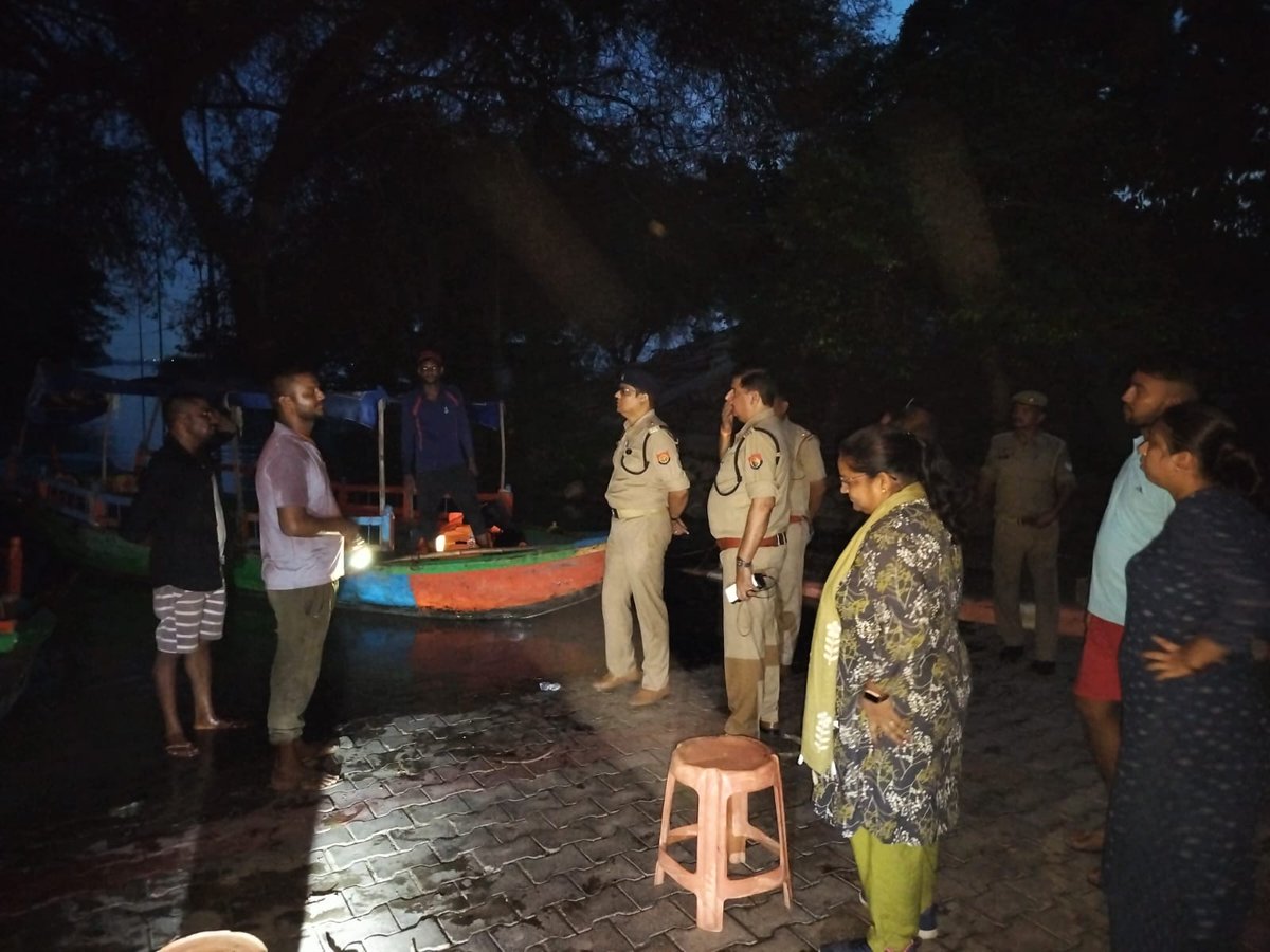 mathurapolice's tweet photo. Ssp-Mathura @ShaileshP_IPS के निर्देशन में #SpRural व #CoMahavan द्वारा मय थानाध्यक्ष महावन के थाना महावन क्षेत्र यमुना नदी के बढ़ते जल स्तर के संबंध में स्थानीय व्यक्तियों से वार्ता की गयी तथा कानून/शान्ति व्यवस्था के दृष्टिगत सुरक्षा व्यवस्था को सुदृढ़ करने हेतु भ्रमण किया गया। https://t.co/K5ySlsStvM