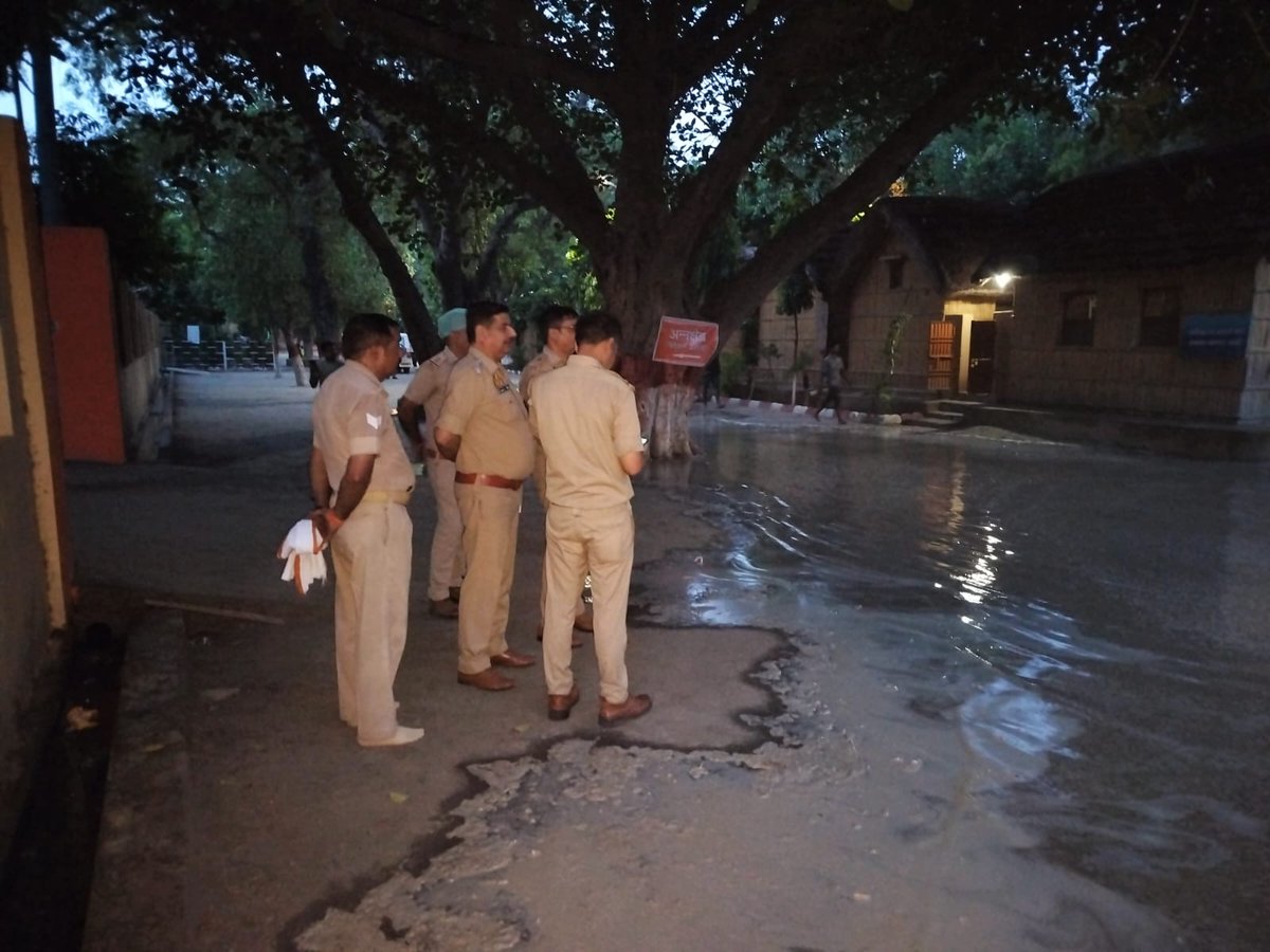 mathurapolice's tweet photo. Ssp-Mathura @ShaileshP_IPS के निर्देशन में #SpRural व #CoMahavan द्वारा मय थानाध्यक्ष महावन के थाना महावन क्षेत्र यमुना नदी के बढ़ते जल स्तर के संबंध में स्थानीय व्यक्तियों से वार्ता की गयी तथा कानून/शान्ति व्यवस्था के दृष्टिगत सुरक्षा व्यवस्था को सुदृढ़ करने हेतु भ्रमण किया गया। https://t.co/K5ySlsStvM
