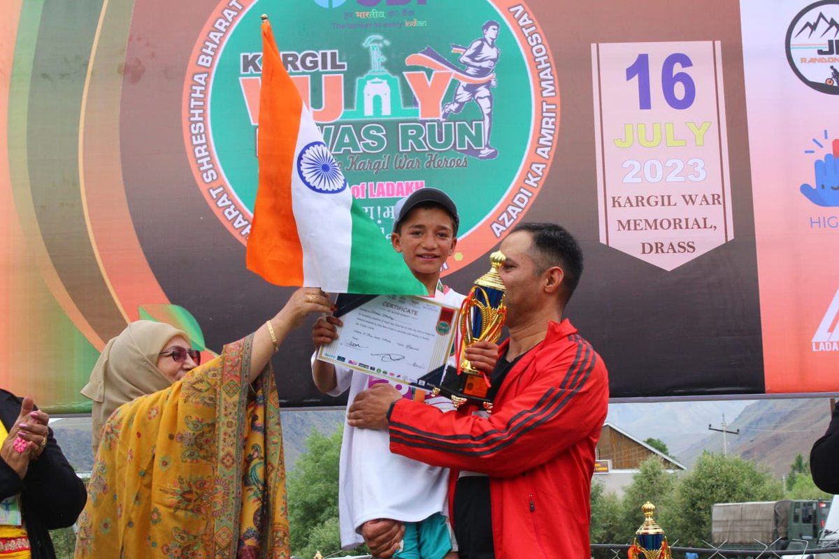 More than 400 #IndianArmy personnel, school children & civilians came together to participate in 'Shauryathon' organised to honour Heroes of #KargilWar. Thousands of passionate runners across India joined the run virtually to commemorate #KargilVijayDiwas
#kheloindia
@adgpi