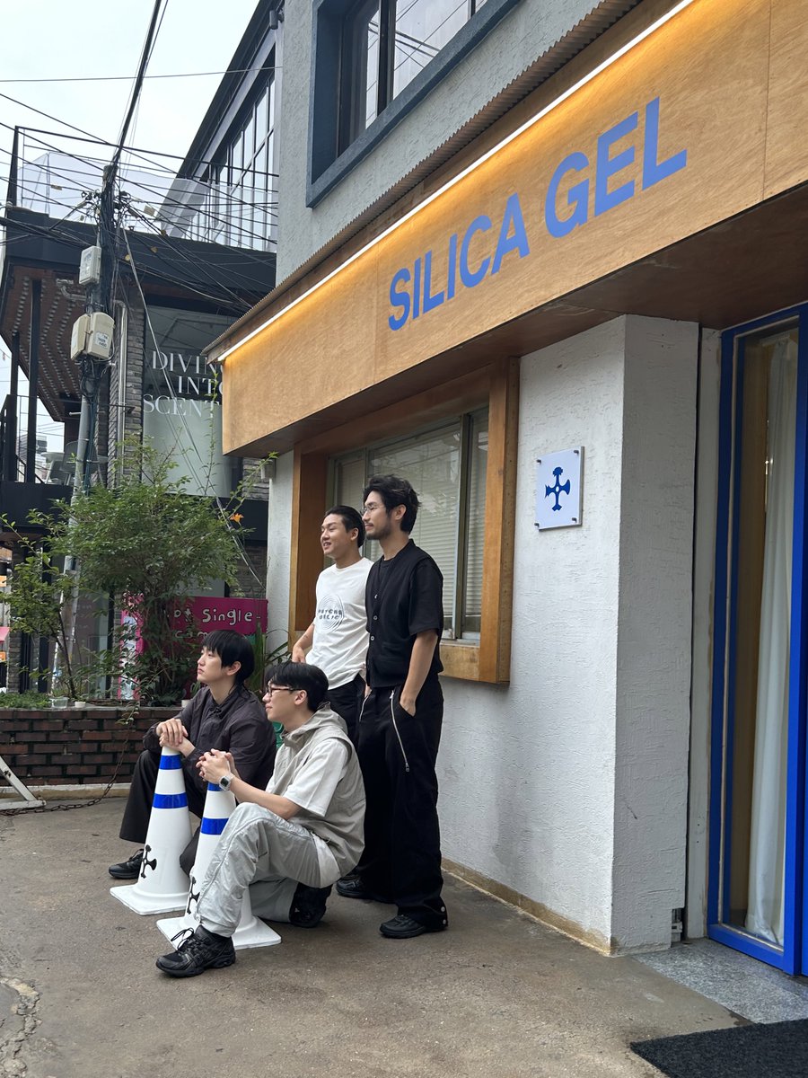 si02nh2o's tweet photo. 팝업 입장마감 5분 전에 갔는데
우리밴드를 봐써요옹..
해브어나이스트립 끝나고 바로 차타고 달려왓따는..
기특하여… 그리고 너무너무나 반가워서 🥹 https://t.co/TBApvVkIDX