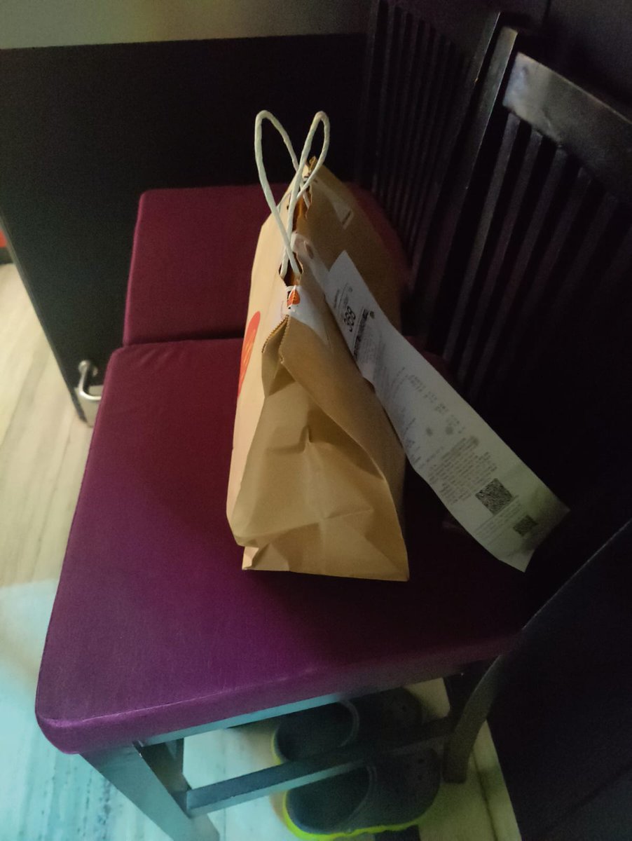 rhee1412's tweet photo. My order placed at 19:40 hrs order delivered 10th mins ago... Sadly the food is not fresh it came soggy and cold !!! Terrible service @Swiggy @SwiggyCares @mcdonaldsindia . #McDonalds #swiggy https://t.co/czf3t9vI9K