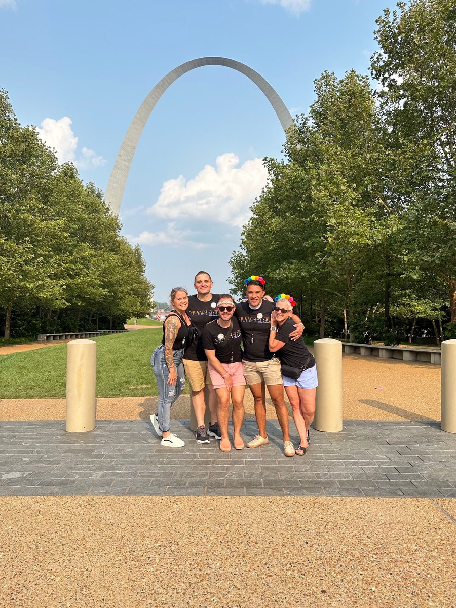 RobinsonReports's tweet photo. Had an amazing time with the #GAYSPRA23🌈 crew last night in St. Louis! 

#NSPRA2023 #WeMetatNSPRA https://t.co/Fm6lXod9Gh