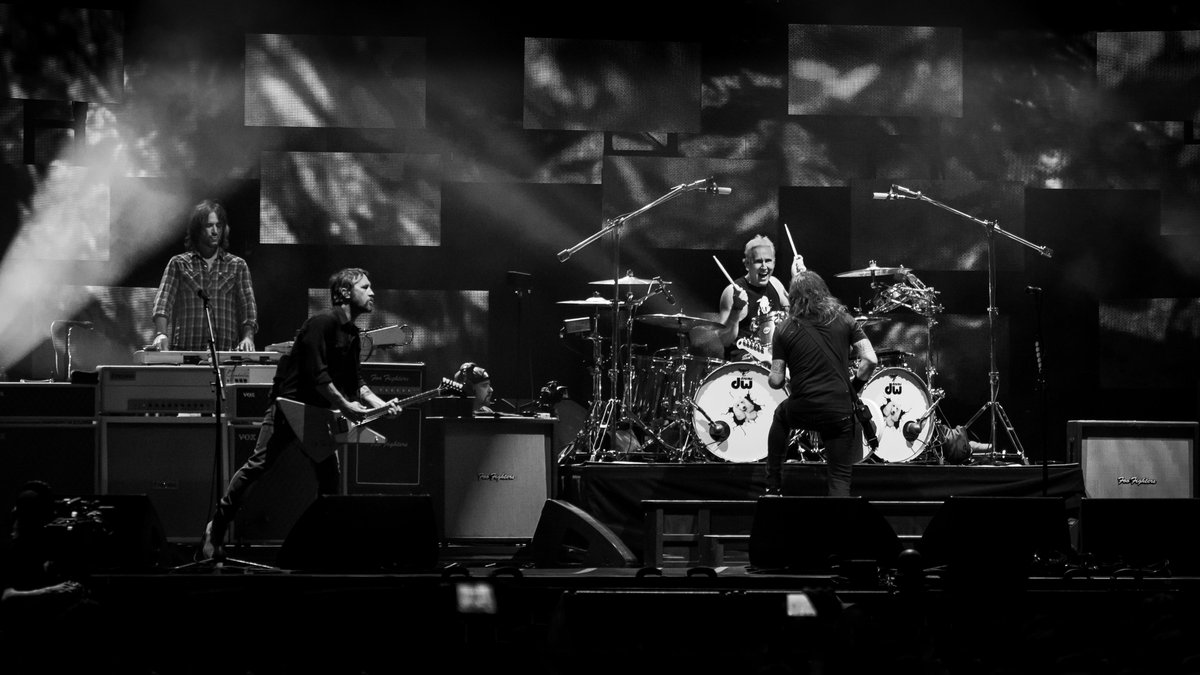 foofighters's tweet photo. .@harleydavidson Homecoming!!! 🤘 Thank you, Milwaukee!!!

Photos by @KammererAndi 

#HD120 #harleydavidson https://t.co/tFZxxVgsIw