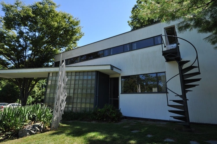 Midcentury #modernhomes use angles to create distinctive looks. #coolhomes  cpix.me/a/173721801