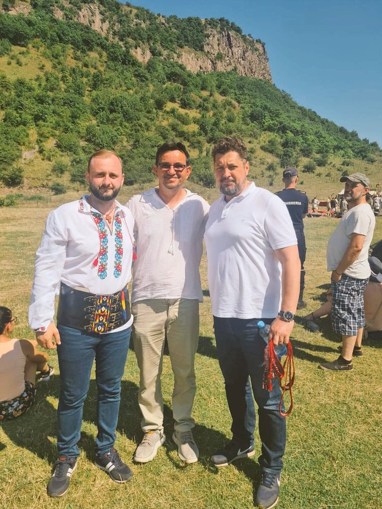 PopDariusAUR's tweet photo. 🇷🇴🇷🇴🇷🇴 Ca fiu al dacilor liberi din #Maramureș, nu aveam cum să ratez #festivalul de reconstituire #istorică, “Dac Fest” din #Simeria, Hunedoara. 16.07.2023
#Romania #Strămoși #Istorie https://t.co/C9LsZ9AO4g