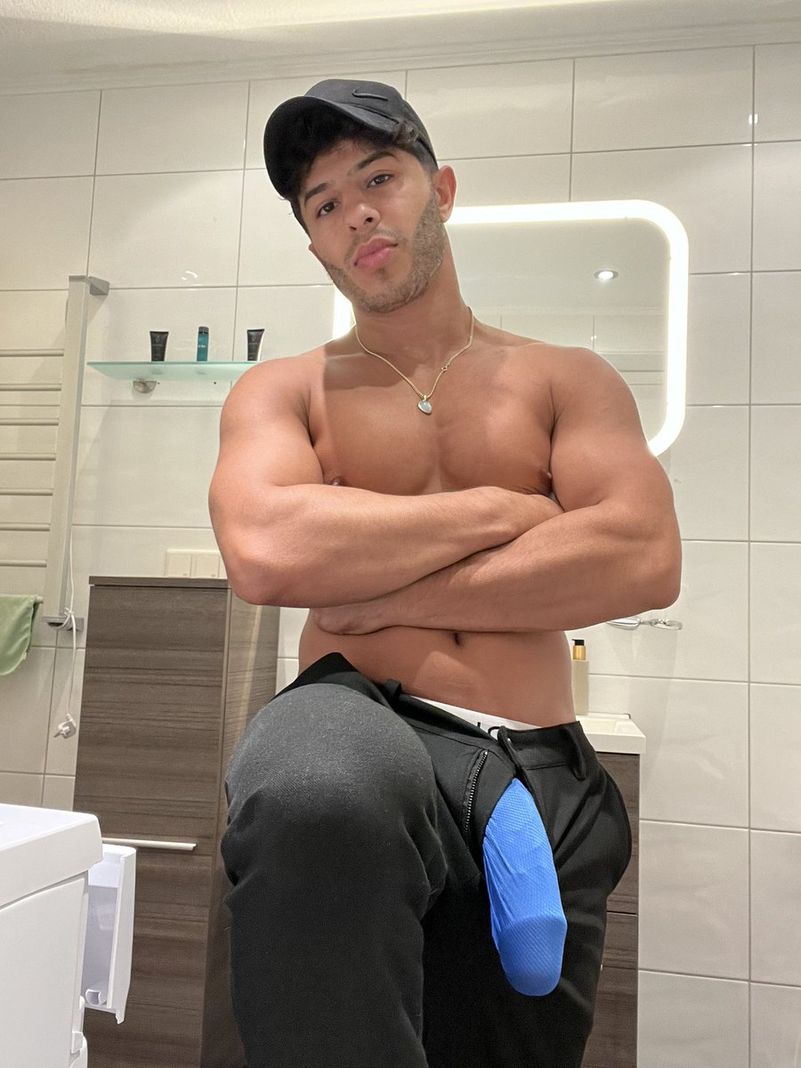 rutter69703's tweet photo. Skip the gym and bottm for me in a bed workout #fitness https://t.co/vrh3qHZSB8