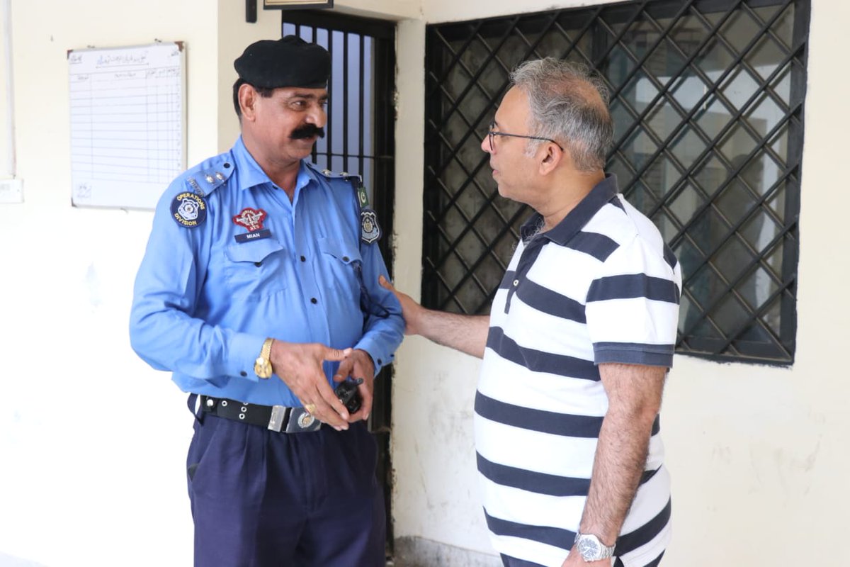 ICT_Police's tweet photo. آئی سی سی پی او ڈاکٹر اکبر ناصر خاں کا تھانہ نون کا اچانک دورہ۔
 تھانہ کا روزنامچہ، رجسٹرات، تفتیشی کمروں، حوالات و رہائشی کمروں کا جائزہ لیا۔ محرر تھانہ کی عدم موجودگی پر اسے تبدیل کرنے کے احکامات جاری کئے اور مجاز افسر کو اسکے خلاف محکمانہ کارروائی کی ہدایت کی۔ افسر مہتمم تھانہ کی عدم موجودگی پر وضاحت طلب۔
#ICTP #OPS #Islamabad #Police