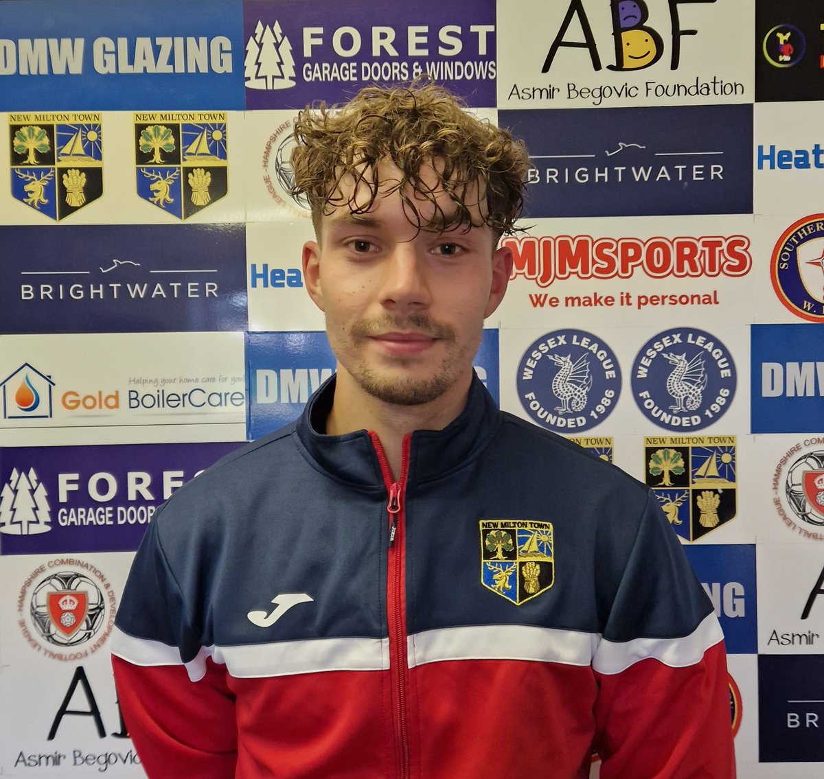 New Milton Town FC (@newmiltontown) on Twitter photo *Player Signing* ✍️
Welcome <a href="/HarveyD38573307/">Harvey Dean</a>
Centre-back Harvey played for our Development team as a teenager and after 3 years playing for <a href="/LJMU/">Liverpool John Moores University</a> is back in a New Milton shirt 🤝 Thrilled to have him on board.
*Harvey is available for sponsorship*
🔴🔵 #UpTheLinnets *Player Signing* ✍️
Welcome <a href="/HarveyD38573307/">Harvey Dean</a>
Centre-back Harvey played for our Development team as a teenager and after 3 years playing for <a href="/LJMU/">Liverpool John Moores University</a> is back in a New Milton shirt 🤝 Thrilled to have him on board.
*Harvey is available for sponsorship*
🔴🔵 #UpTheLinnets